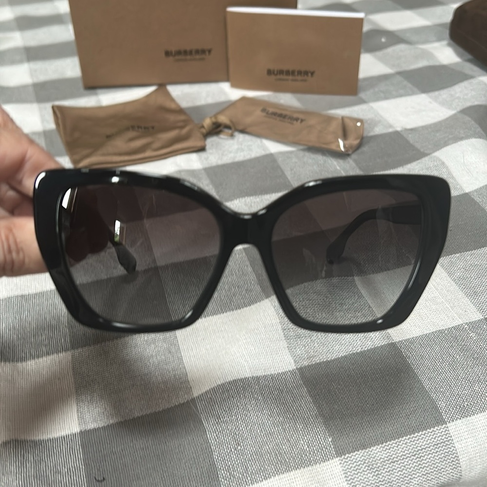 NEW Burberry Black Oversized Square Sunglasses - Picture 3 of 9